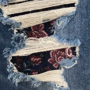 Silver Jeans Avery Skinny Jeans size 27 with Embroidered Floral Patch Work